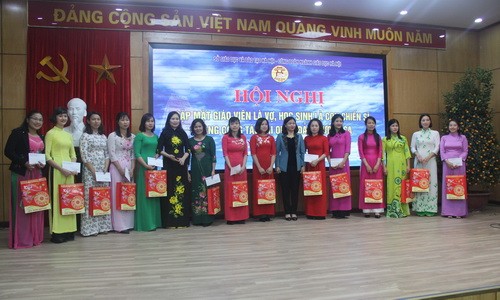 Đại diện Công đoàn Giáo dục Việt Nam và Liên đoàn Lao động TP Hà Nội tặng quà cho các nhà giáo là vợ của chiến sỹ Trường Sa