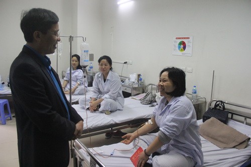 Ông Vũ Minh Đức - Chủ tịch Công đoàn Giáo dục Việt Nam tặng quà Tết cho cô giáo Bùi Như Thùy 