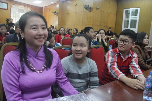 Cô Nguyễn Thị Vân Anh cùng hai con của mình