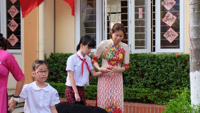Cô trò Trường PTCS Nguyễn Đình Chiểu (Hà Nội)