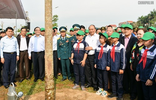 Thủ tướng chụp ảnh lưu niệm với cán bộ, nhân dân, học sinh TP Hà Nội nói chung và huyện Đông Anh nói riêng