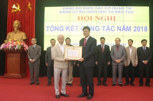 Thứ trưởng Lê Hải An trao Huy hiệu 50 năm tuổi Đảng cho GS.TS Hồ Ngọc Đại thuộc Đảng Bộ Viện Khoa học Giáo dục Việt Nam và các đảng viên khác được nhận Huy hiệu Đảng