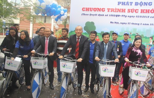 Các đại biểu tham gia đạp xe diễu hành hưởng hưởng Lễ phát động Chương trình Sức khỏe Việt Nam.