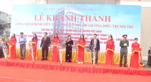 Bộ trưởng Bộ Y tế Nguyễn Thị Kim Tiến và các đại biểu cắt băng khánh thành công trình xây dựng Bệnh viện Tuệ Tĩnh