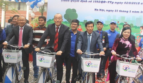 Ông Pak Hang Seo (ngoài cùng bên trái) tham gia đạp xe diễu hành hưởng ứng Lễ phát động Chương trình Sức khỏe Việt Nam
