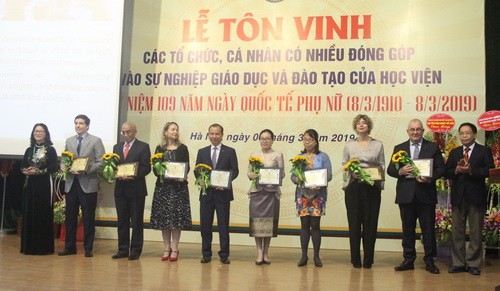 GS.TS Nguyễn Thị Lan (thứ nhất từ trái qua phải) tặng hoa, ghi nhận những đóng góp của các đơn vị đối với Học viện