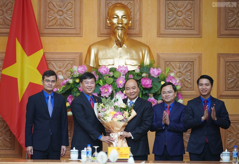 Thủ tướng tặng hoa chúc mừng Trung ương Đoàn