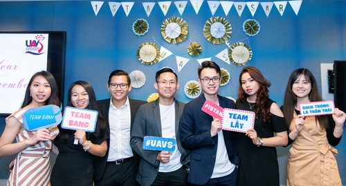 Lê Bá Nhật Minh (thứ 3 từ phải qua trái) và các du học sinh Việt Nam ở bên Úc.