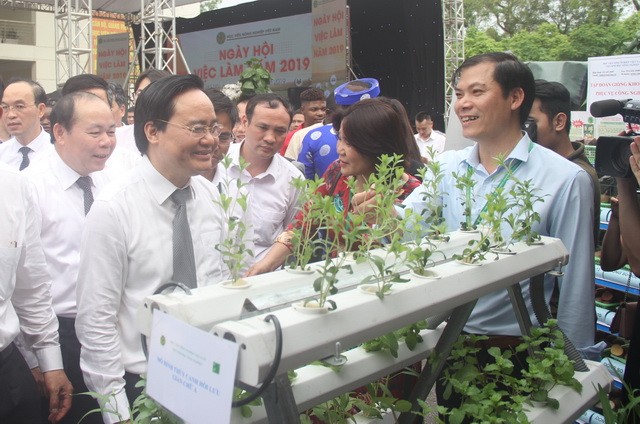 Bộ trưởng Phùng Xuân Nhạ và các đại biểu thăm gian tư vấn của một số trường đại học khối nông - lâm nghiệp