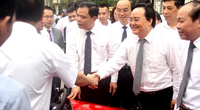 Bộ trưởng Phùng Xuân Nhạ cùng các đại biểu thăm các gian tư vấn của các trường đại học.