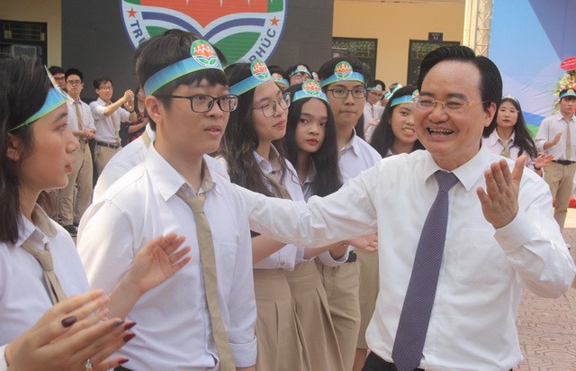 Bộ trưởng dành thời gian nói chuyện thân mật với HS trường THPT Phan Huy Chú. Ảnh: Sỹ Điền