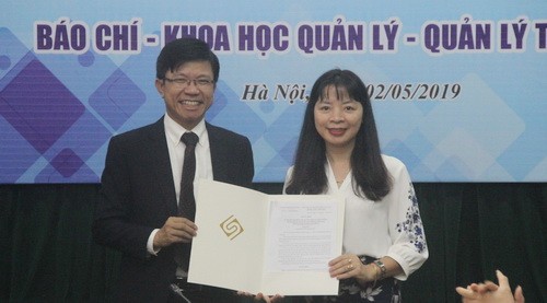 PGS.TS Hoàng Anh Tuấn trao quyết định giao nhiệm vụ đào tạo chất lượng cao cho Viện Đào tạo báo chí