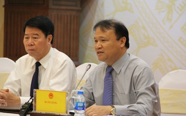 Thứ trưởng Bộ Công thương Đỗ Thắng Hải (bên phải) trả lời câu hỏi của phóng viên tại buổi họp báo