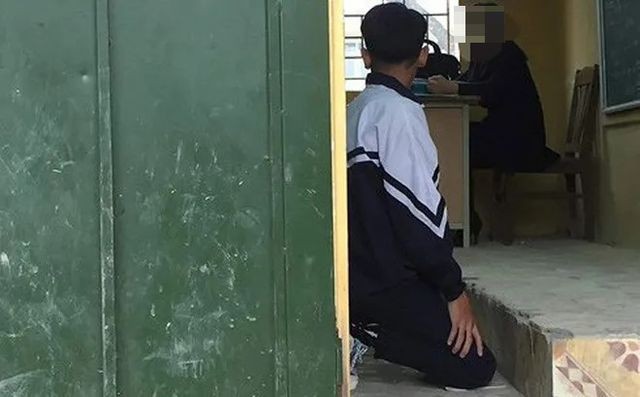 Hình ảnh cô giáo bắt nam sinh lớp 9 quỳ trong lớp học tại trường THCS Tô Hiệu, huyện Thường Tín, Hà Nội đang gây xôn xao (Ảnh: Hải Văn)