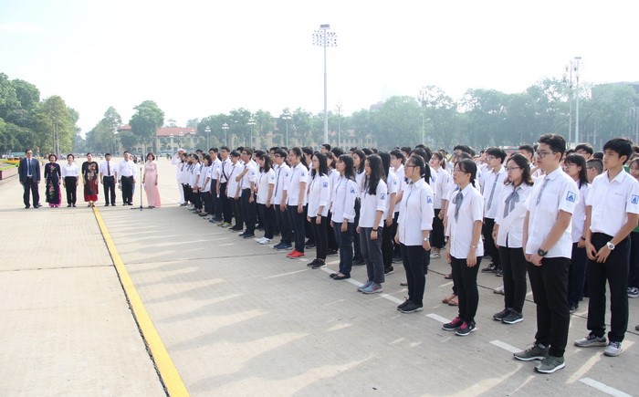 Đoàn học sinh giỏi tiêu biểu ngành Giáo dục Hà Nội báo công dâng Bác tại Lăng Chủ tịch Hồ Chí Minh
