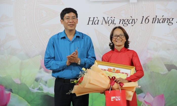 Ông Vũ Minh Đức - Chủ tịch Công đoàn GD Việt Nam trao giải nhật vật tiêu biểu cho nhà giáo Tôn Nữ Quỳnh Dương.