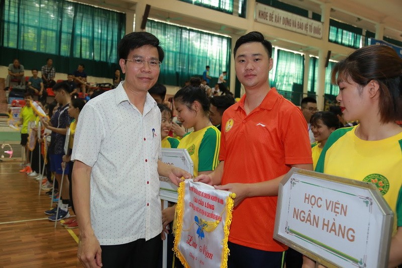 TS. Nguyễn Tất Thắng – Chủ tịch Công đoàn Học viện Nông nghiệp Việt Nam trao cờ lưu niệm cho các đơn vị tham dự