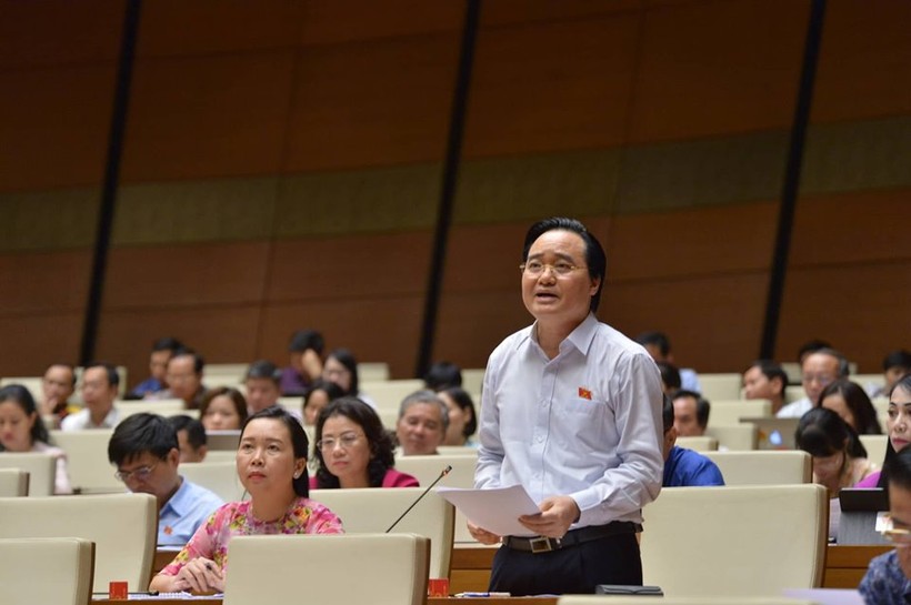 Bộ trưởng Bộ GD&ĐT Phùng Xuân Nhạ phát biểu giải trình trước Quốc hội sáng 31/5. Ảnh: Quang Khánh