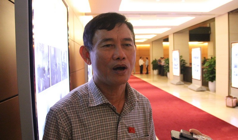 Đại biểu Nguyễn Ngọc Phương – đoàn Quảng Bình trao đổi với phóng viên bên hàng lang Quốc hội