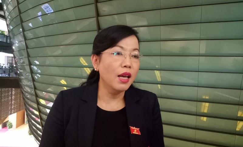 Đại biểu Nguyễn Thanh Hải trao đổi với báo chí bên hành lang Quốc hội