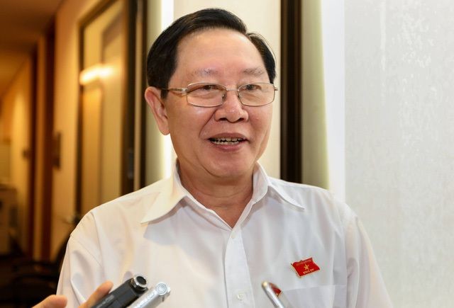 Bộ trưởng Lê Vĩnh Tân trao đổi với báo chí bên hàng lang Quốc hội