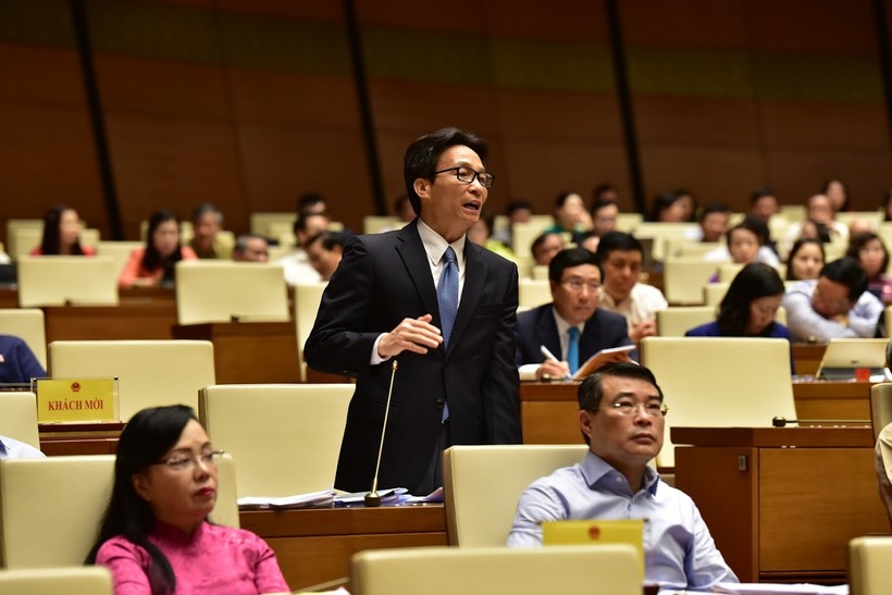 Phó Thủ tướng Vũ Đức Đam phát biểu tại phiên chất vấn và trả lời chất vấn của Quốc hội sáng 6/6. Ảnh: Quang Khánh