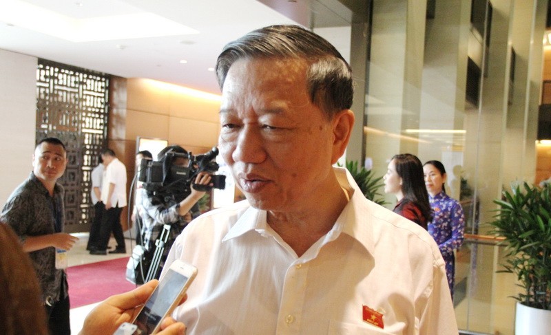 Bộ trưởng Tô Lâm trao đổi với báo chí bên hành lang Quốc hội