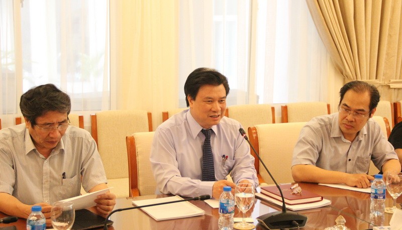 Thứ trưởng Nguyễn Hữu Độ (ở giữa) phát biểu tại buổi làm việc
