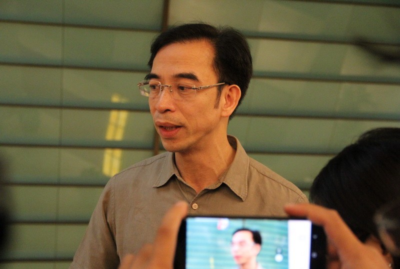 Đại biểu Nguyễn Quang Tuấn (đoàn Hà Nội) chia sẻ với báo chí bên hàng lang Quốc hội. Ảnh: Sỹ Điền