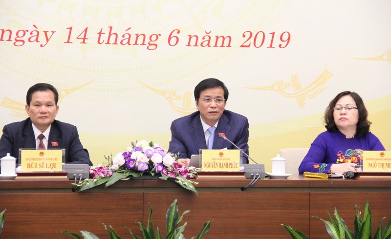 Tổng thư Ký Quốc hội Nguyễn Hạnh Phúc (ở giữa) trả lời câu hỏi của phóng viên báo chí. Ảnh: Sỹ Điền