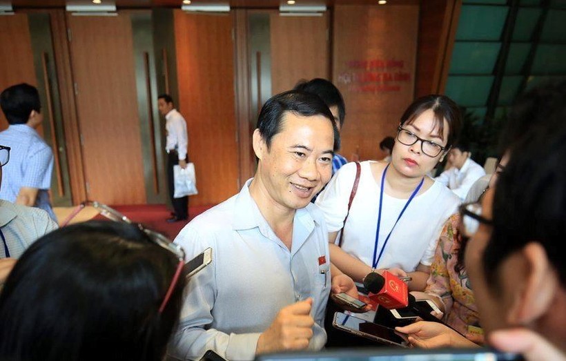 Đại biểu Nguyễn Thái Học (đoàn Phú Yên) chia sẻ với báo chí 