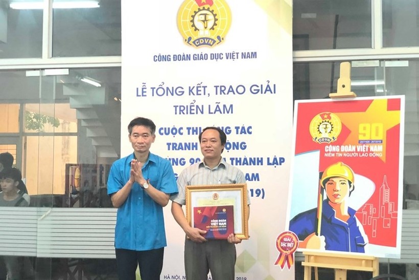 Đồng chí Trần Văn Thuật - Phó Chủ tịch Tổng LĐLĐVN (bên trái) trao giải cho tác giả có tác phẩm đạt giải Đặc biệt của cuộc thi. 