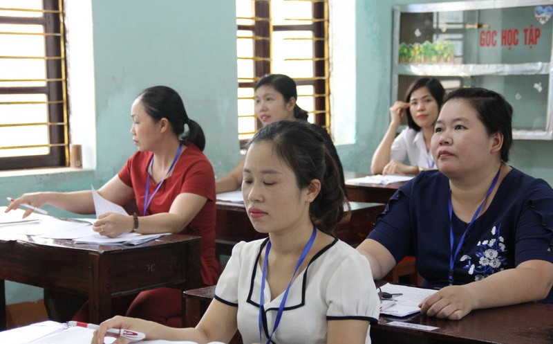 Cán bộ chấm thi bài tự luận tại Hội đồng chấm thi THPT quốc gia 2019 ở Hà Giang