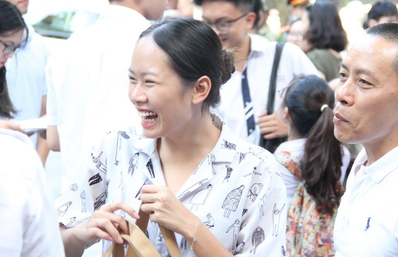 Thí sinh phấn khởi sau khi kết thúc bài thi Ngoại ngữ - Kỳ thi THPT quốc gia 2019. Ảnh: Sỹ Điền
