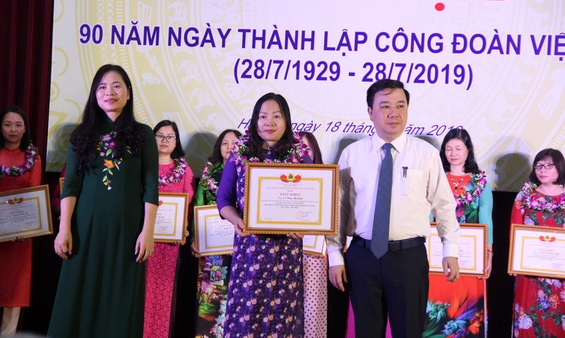 Nhân dịp này, nhiều cán bộ công đoàn của ngành Giáo dục Hà Nội được vinh danh, khen thưởng