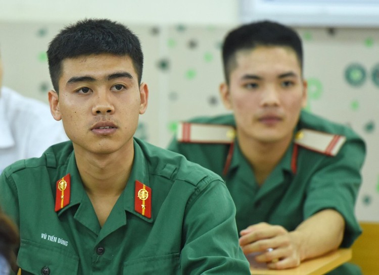 Thí sinh đang phục vụ trong quân đội dự thi THPT quốc gia năm 2019 tại Hà Nội. Ảnh: Giang Huy/VnExpress