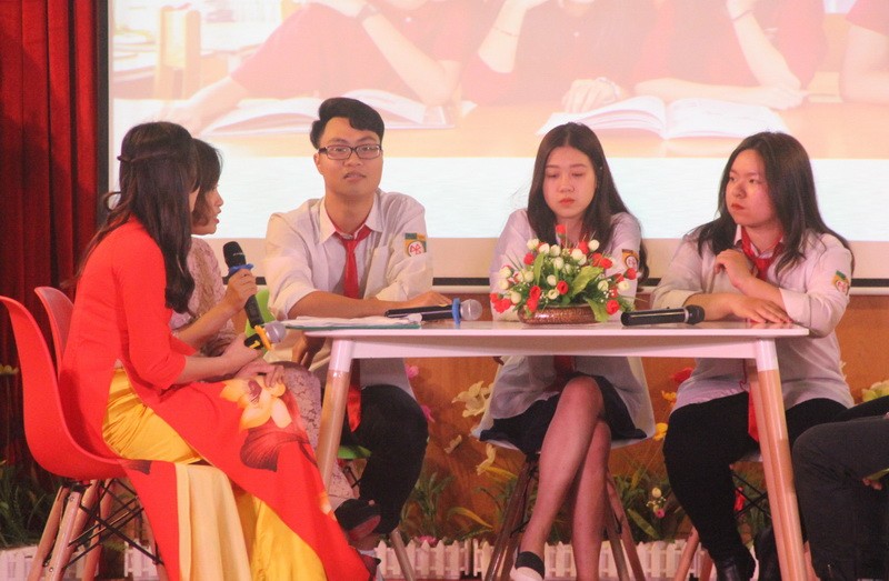 Đoàn Thanh Trang (ngoài cùng bên phải) trong một buổi giao lưu với thầy, cô và các bạn học sinh trong trường. Ảnh: Sỹ Điền
