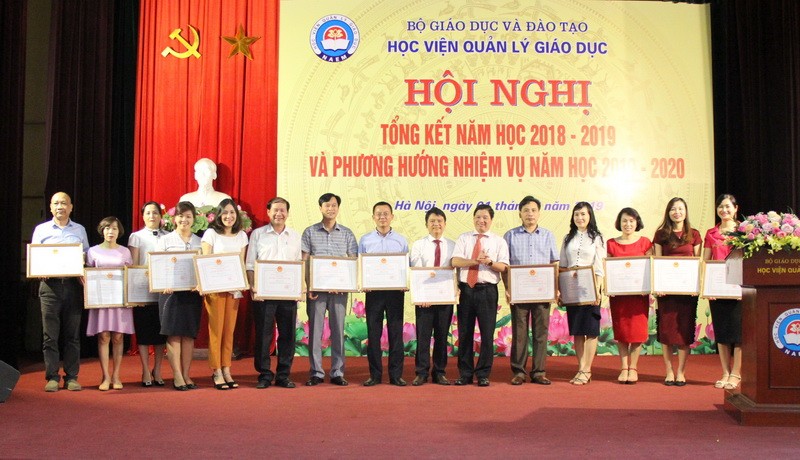 GS.TS Phạm Quang Trung - Giám đốc Học viện trao tặng danh hiệu thi đua cho các tập thể lao động xuất sắc