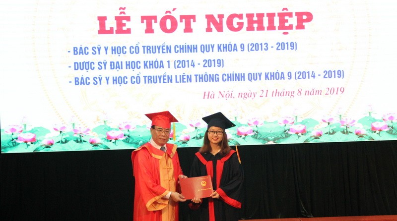 PGS.TS Đậu Xuân Cảnh - Giám đốc Học viện trao Bằng tốt nghiệp cho các tân Bác sỹ y học cổ truyền