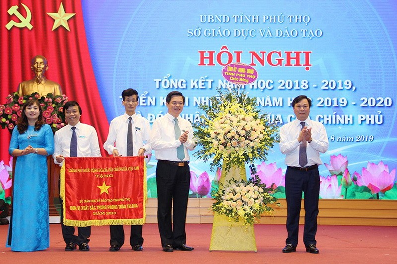 Thừa ủy quyền của Thủ tướng Chính phủ, đồng chí Bùi Văn Quang - Phó Bí thư Tỉnh ủy, Chủ tịch UBND tỉnh Phú Thọ trao Cờ thi đua của Chính phủ cho Sở GD&ĐT.