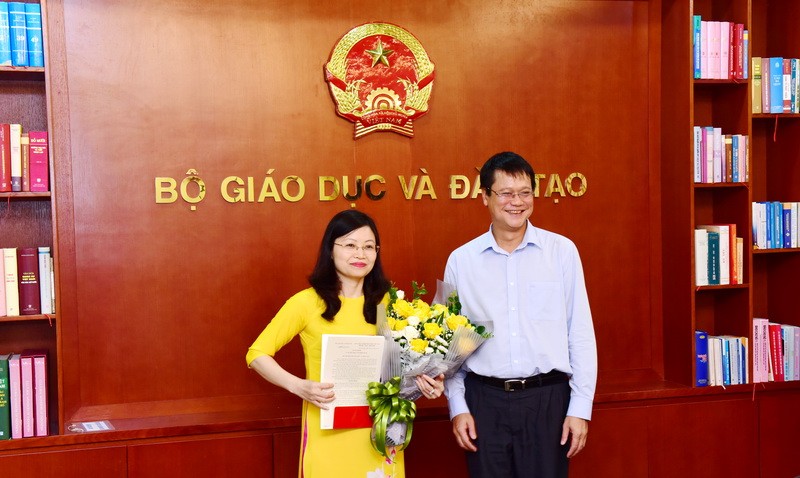 Thứ trưởng Lê Hải An trao quyết định và tặng hoa chúc mừng tân Phó Vụ trưởng Vụ Thi đua khen thưởng Nguyễn Thị Hạnh