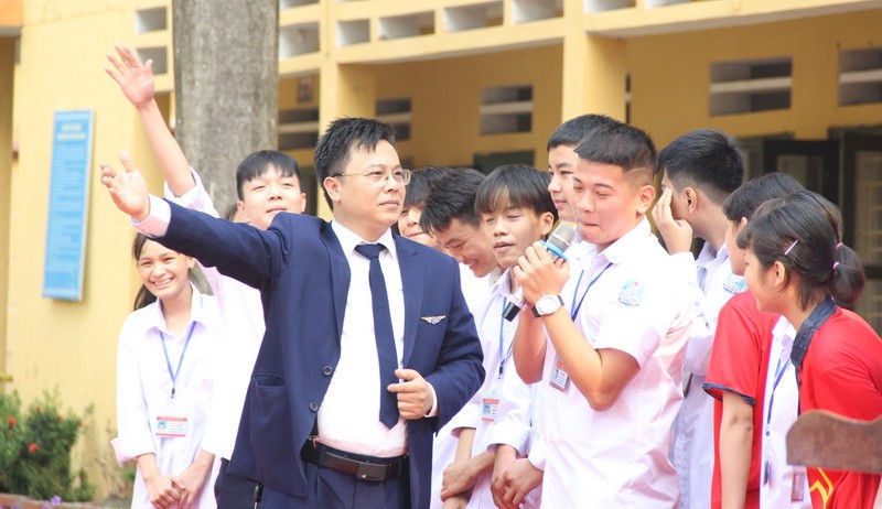 Ông Nguyễn Hải Phong giao lưu với học sinh Trường THPT Quang Minh về một số nội dung liên quan đến định hướng nghề nghiệp cho bản thân.