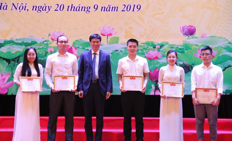 GS.TS. Nguyễn Quý Thanh - Hiệu trưởng biểu dương, khen thưởng tân sinh viên xuất sắc.