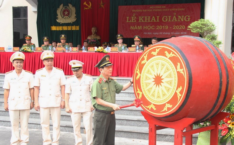 Trung tướng Nguyễn Văn Sơn - Thứ trưởng Bộ Công an đánh trống khai giảng năm học mới.