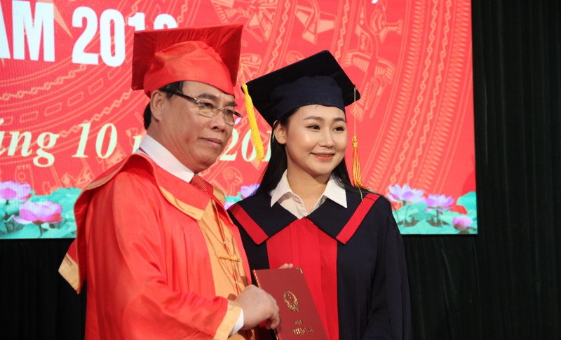  PGS.TS Đậu Xuân Cảnh trao bằng thạc sỹ cho học viên cao học.