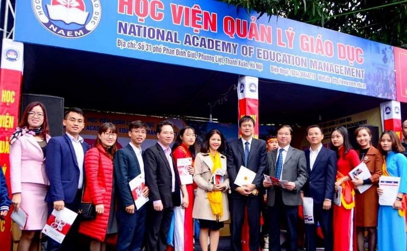 Thứ trưởng Lê Hải An đến thăm gian hàng tư vấn tuyển sinh đại học của Học viện Quản lý giáo dục năm 2019