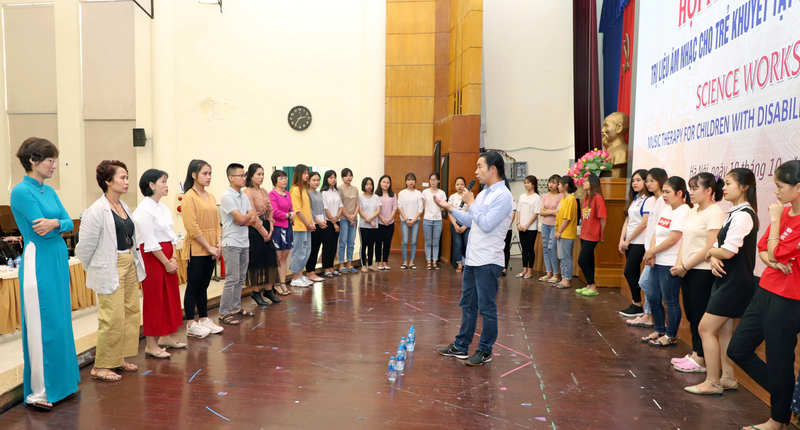 TS. Nguyễn Tuấn Đức -Viện Khoa học Giáo dục đang hướng dẫn các học viên vận động theo nhạc.