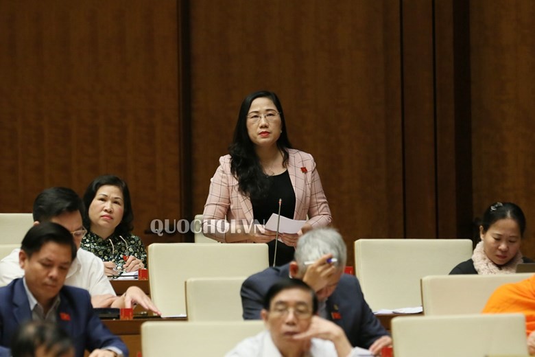 Đại biểu Nguyễn Thị Thủy, Đoàn ĐBQH tỉnh Bắc Kạn phát biểu ý kiến tại phiên thảo luận.
