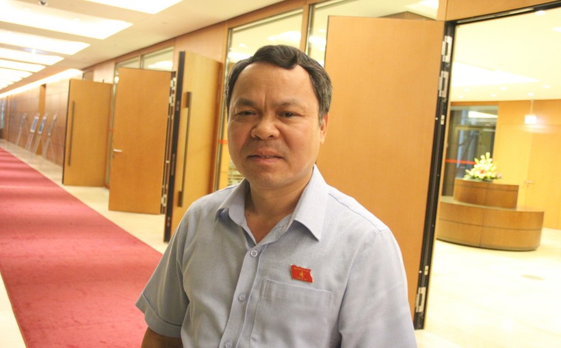 Đại biểu Nguyễn Tiến Sinh trao đổi với phóng viên Báo Giáo dục & Thời đại bên hàng lang Quốc hội. Ảnh: Minh Phong