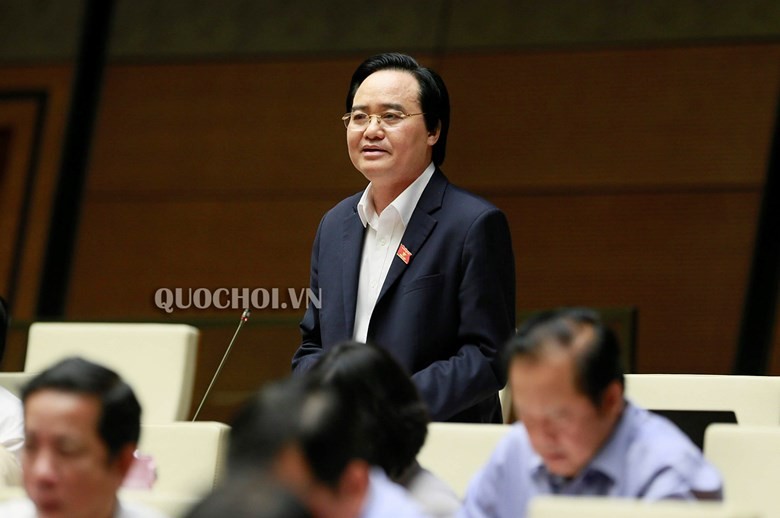 Bộ trưởng Bộ GD&ĐT Phùng Xuân Nhạ tham gia trả lời một số nội dung liên quan tại phiên chất vấn.